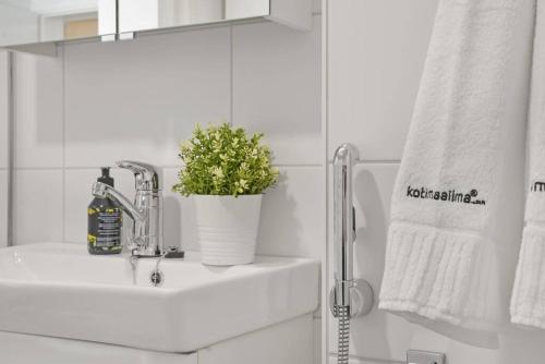 Kylpyhuone majoituspaikassa Kotimaailma - Kompakti kaunis yksiö kahdelle, Leppävaara