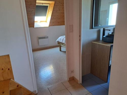 a room with a hallway with a sink and a mirror at Le Nature in Huisnes-sur-Mer