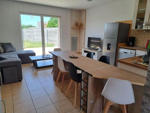 Il comprend une cuisine et un salon avec un grand comptoir en bois. dans l'établissement Le Nature, à Huisnes-sur-Mer