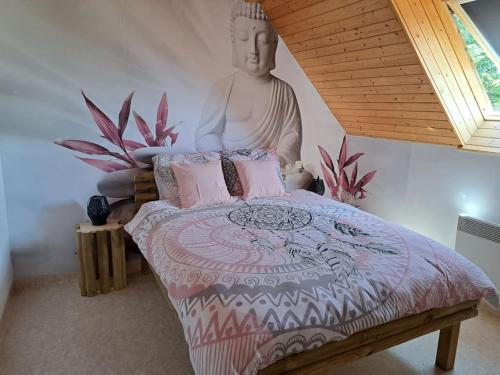 um quarto com uma cama com um largeitatingitatingitatingitatingitatingitatingitatingitatingitating em Le Nature em Huisnes-sur-Mer