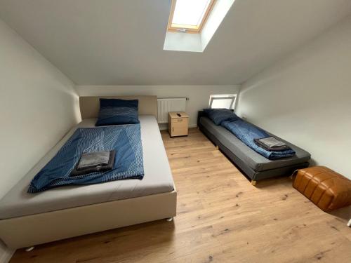 1 dormitorio con 2 camas en un ático en Übernachtung by Tag, en Staufenberg
