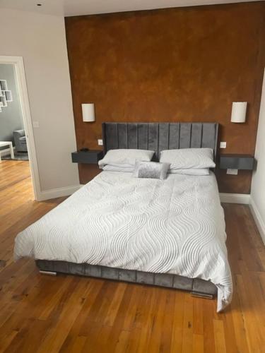The Tavern Bed and Breakfast في Blythe: غرفة نوم بسرير كبير مع أرضية خشبية