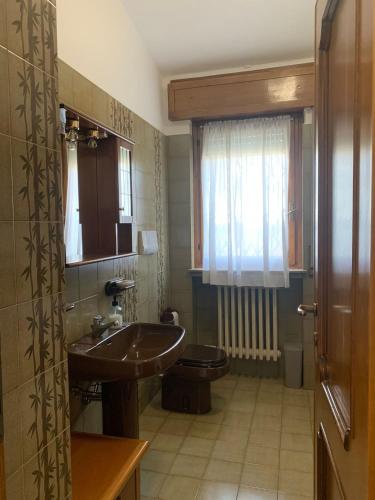 bagno con lavandino e servizi igienici di Malmaison - Casa vacanze a Verdellino