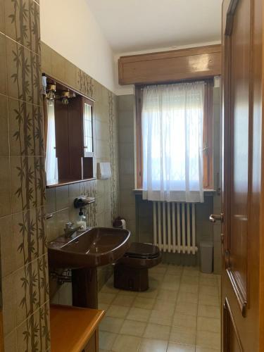 a bathroom with a sink and a toilet at Malmaison - Casa vacanze in Verdellino