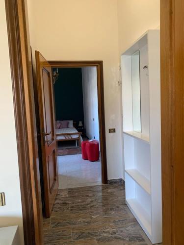 un corridoio con una porta aperta su una camera di Malmaison - Casa vacanze a Verdellino