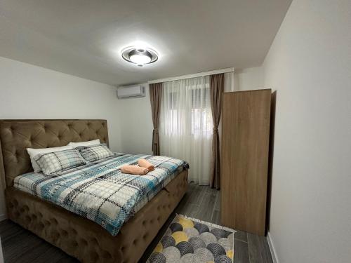 een slaapkamer met een bed met een knuffeldier erop bij Vucinic Studio Apartment in Cetinje