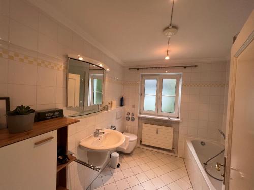 ein Badezimmer mit einem Waschbecken, einem WC und einer Badewanne in der Unterkunft Sunset I Lakeview I BBQ ღLiboria in Herrsching am Ammersee