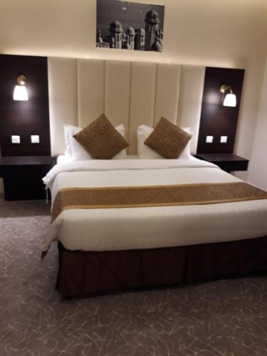 a bedroom with a large bed in a hotel room at سكناي صلاح الدين in Hail