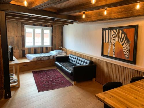 un salon avec un canapé et une photo zébrée dans l'établissement Hausele, à Sulzbach an der Murr