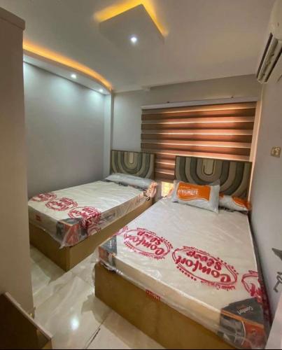 Cette chambre comprend 2 lits jumeaux. dans l'établissement Anous Apartments, à Madinaty