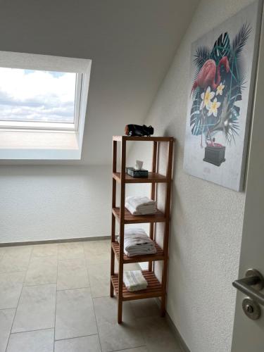 a room with a shelf with towels and a window at New Age Boardinghaus Bad Wimpfen in Bad Wimpfen