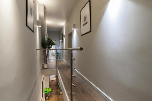 倫敦的住宿－Stay at Piccadilly，走廊上设有白色墙壁,走廊上设有长长的楼梯