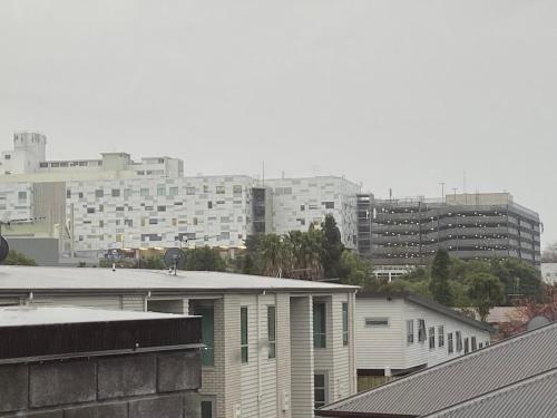 a view of a city with buildings in the background at Hamilton Hospital Retreat - 2 Bedroom Townhouse Modern Warm Quiet in Hamilton