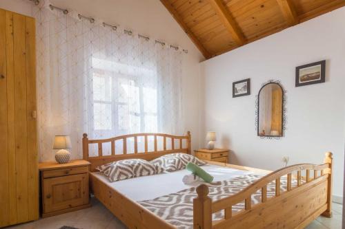 Tempat tidur dalam kamar di Dalmatian country house Irena