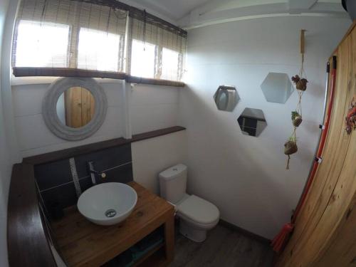 Ένα μπάνιο στο Bungalow Mabouya avec piscine