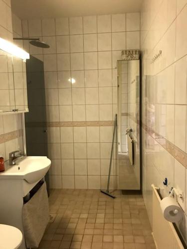 La salle de bains est pourvue d'une douche, de toilettes et d'un lavabo. dans l'établissement Scandinavian taiteilijan 3h huoneisto, à Lahti