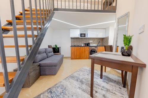 un salon avec un canapé et une table dans l'établissement La Fortezza Panzió, à Budapest