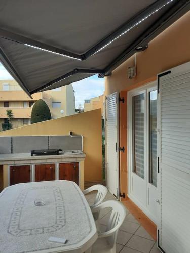 App T2 entièrement rénové en résidence proche à pied de la plage de la Roquille et de tous commerces parking privé gratuit climatisation wifi