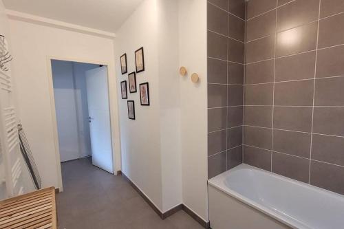 La salle de bains est pourvue d'une baignoire et d'une cabine de douche. dans l'établissement Maison avec jardin sur Berck, à Berck-sur-Mer