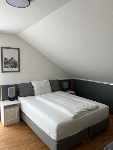 מיטה או מיטות בחדר ב-New Age Boardinghaus Bad Wimpfen