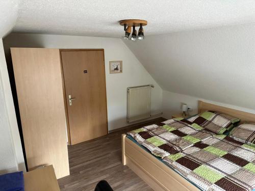 1 dormitorio con 1 cama y puerta corredera en Zentrale Doppelbettzimmer, en Nordenham