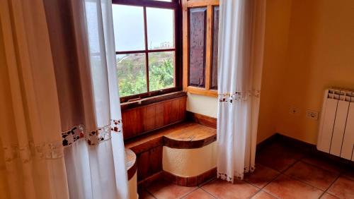 a room with a window with a bench and a window curtain at Los Nacientes: Marcos in Los Sauces