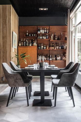 a dining room with a table and chairs at de Lochemse Berg in Barchem