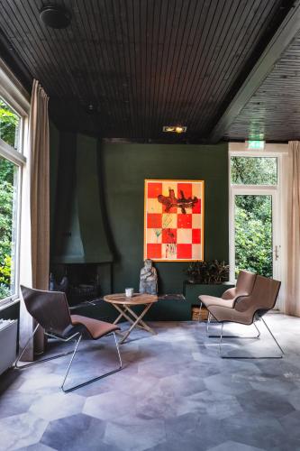 a living room with two chairs and a table at de Lochemse Berg in Barchem