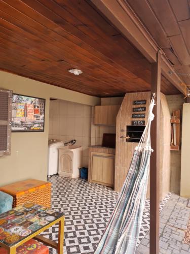 uma sala de estar com uma mesa e uma cozinha em Apartamento com pátio e anexo exclusivo em Torres