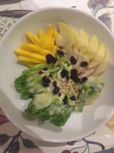 ケープタウンにあるCamelot Villaの皿の上に野菜と果物が盛られたボウル