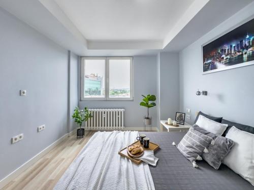 sala de estar con sofá y mesa en Apartament z widokiem na panoramę miasta en Cracovia