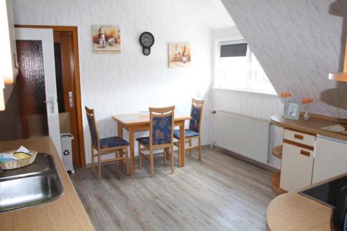 a kitchen and dining room with a table and chairs at Ferienwohnung Schmetterling in Trendelburg