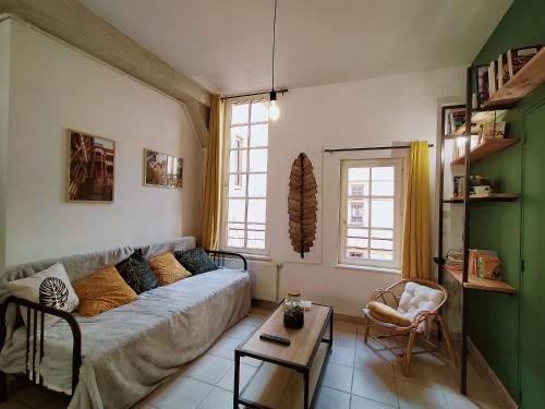 un salon avec un canapé et une table dans l'établissement Chez CATY, à Troyes