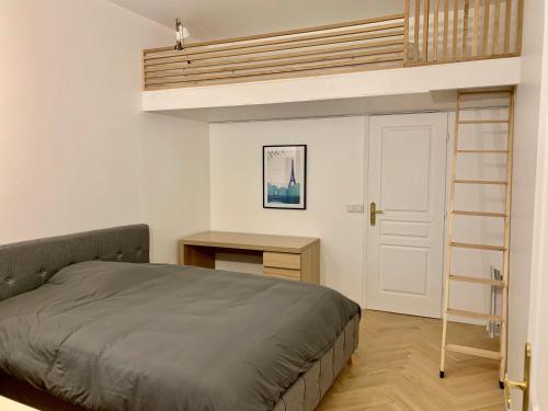 Posteľ alebo postele v izbe v ubytovaní Charming loft style appartment in center of marais