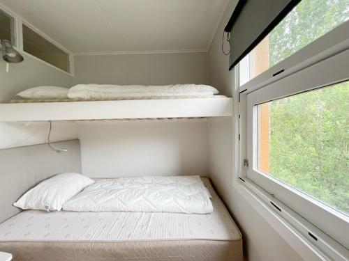 a small room with two bunk beds and a window at Actif 329 - apartment by Ål skisenter in Ål