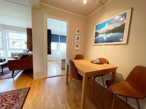 a living room with a table and chairs in a room at Actif 329 - apartment by Ål skisenter in Ål