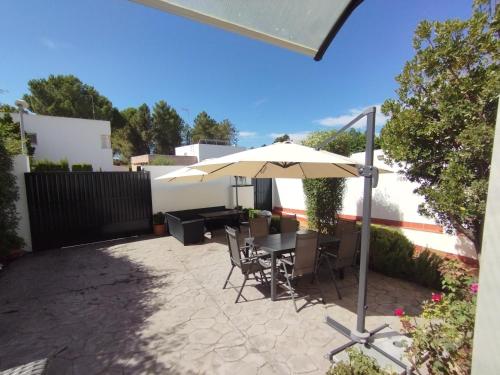 - une table et des chaises sous un parasol sur la terrasse dans l'établissement El Madroño de la Encantada, à Cordoue