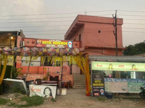 ein Gebäude mit vielen Schildern davor in der Unterkunft OYO Hotel Om Shanti in Jamshedpur