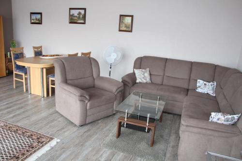 a living room with a couch and a table at Ferienwohnung Schmetterling in Trendelburg