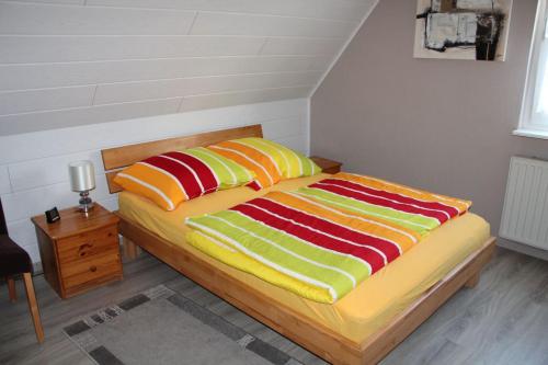 1 cama con 2 almohadas en una habitación en Ferienwohnung Schmetterling, en Trendelburg