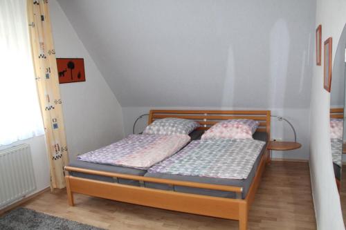 a bedroom with two twin beds and a table at Ferienwohnung Schmetterling in Trendelburg