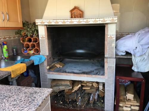 リリアにあるLa perla de oasisのキッチン(暖炉、バスタブ付)