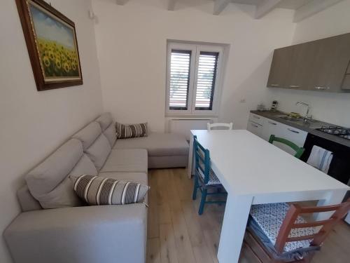- un salon avec un canapé et une table dans l'établissement Montescotano House, à Villa Castelli