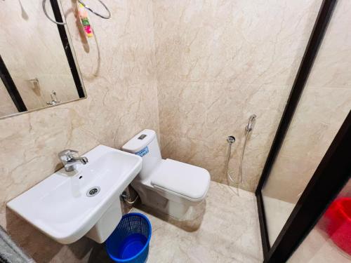 y baño con lavabo, aseo y ducha. en Guruvayoor Resort, en Guruvāyūr
