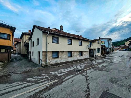 eine leere Straße mit einem Gebäude am Straßenrand in der Unterkunft Apartments "FERMAN" Visoko in Visoko
