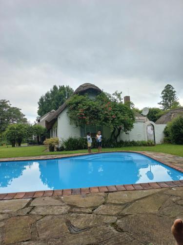 dwoje ludzi stojących przed domem w obiekcie Emfuleni Boughton Inn w mieście Pietermaritzburg