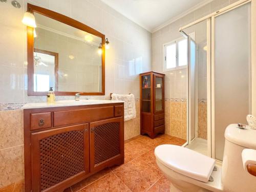 y baño con lavabo, ducha y aseo. en Villa Vereda Dolores by Villas&You, en Dolores