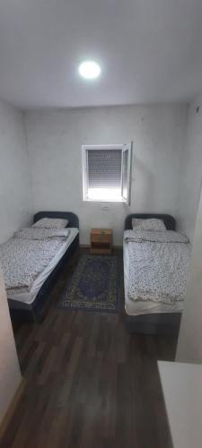 Postel nebo postele na pokoji v ubytování Apartmani Lovcen
