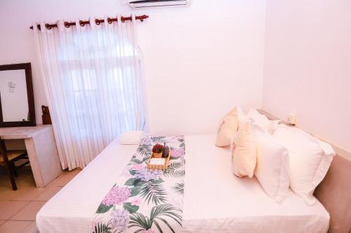 a bedroom with a bed with white sheets and pillows at le bella1912 in Galle