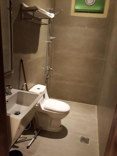a bathroom with a toilet and a sink and a shower at سكناي صلاح الدين in Hail
